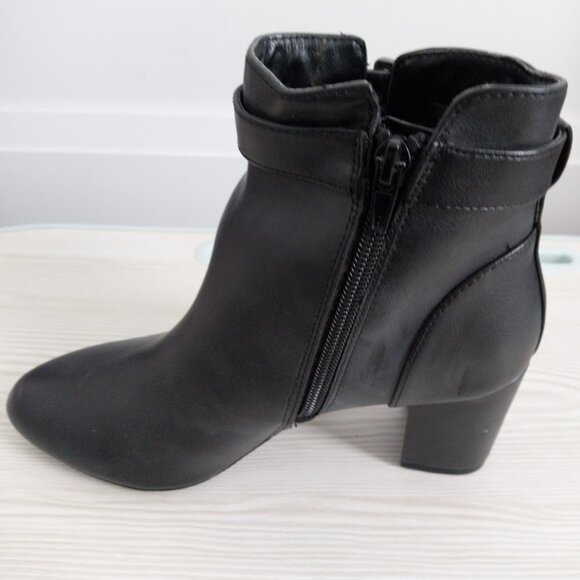 Woman Brand New Stylish Boots - Picture 3 of 5